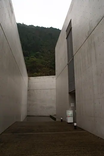 Photo 2: Exterior