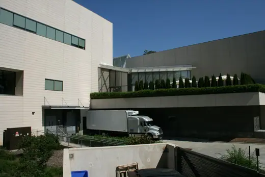 Photo 2: Exterior