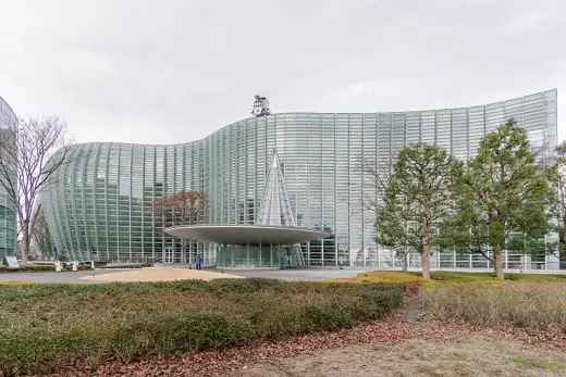 Photo 4: Exterior