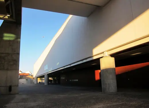 Photo 3: Exterior