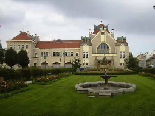 Photo 1: Exterior