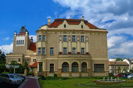 Photo 2: Exterior