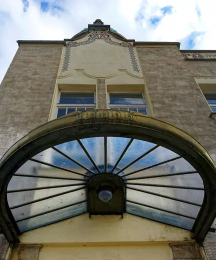 Photo 3: Exterior