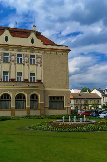 Photo 4: Exterior