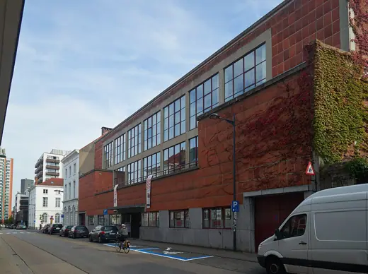 Photo 1: Exterior
