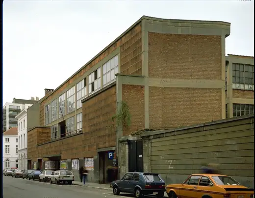 Photo 2: Exterior