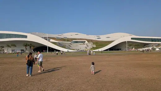 Photo 3: Exterior