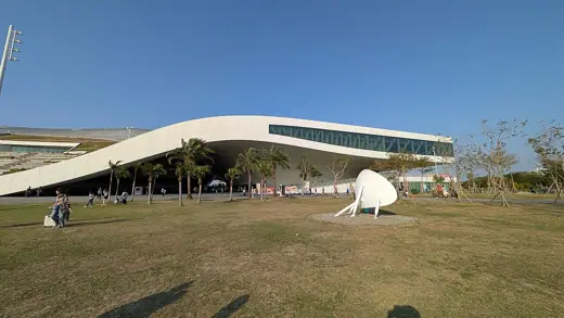 Photo 4: Exterior