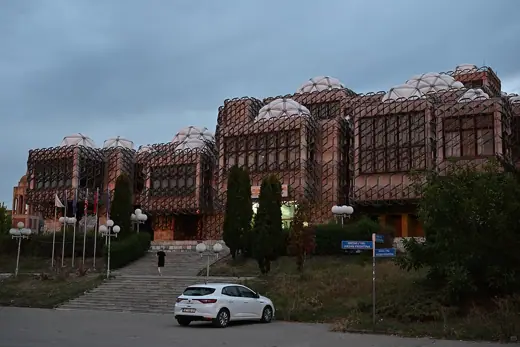 Photo 4: Exterior · Bibliothèque nationale du Kosovo vue de face