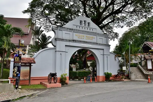 Photo 4: Exterior · View of the Main Entrance ( Pintu Utama ) at the National Museum (Malaysia) ( Muzium Negara ) in Kuala Lumpur