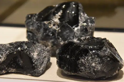 Photo 3: Exterior · Pieces of obsidian, Jōmon period, excavated at the Hoshikuso Pass site in Nagano Prefecture