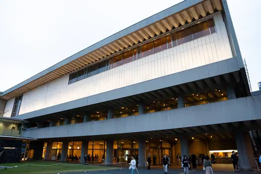 Photo 2: Exterior