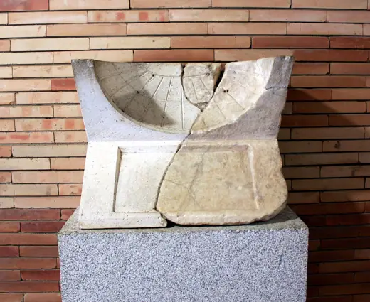 Photo 3: Exterior · Sundial of the peristyle of the Roman theater of Merida (first century AD)