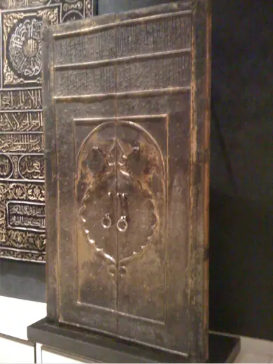 Photo 6: Detail · Die alte Tür der Kaaba, bei der Renovierung ausgetauscht