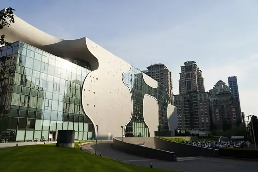 Photo 2: Exterior