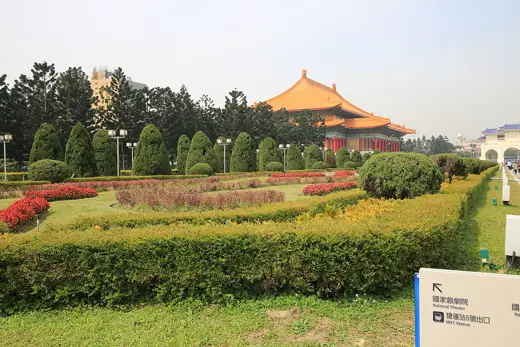 Photo 4: Exterior
