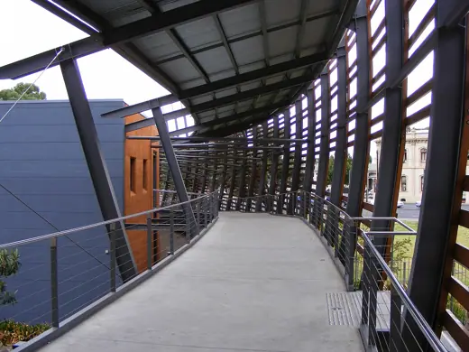 Photo 2: Exterior