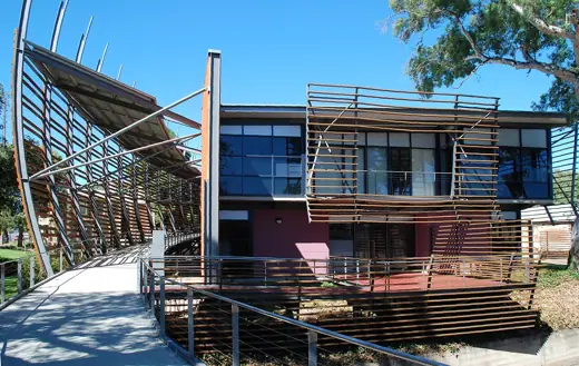 Photo 1: Exterior