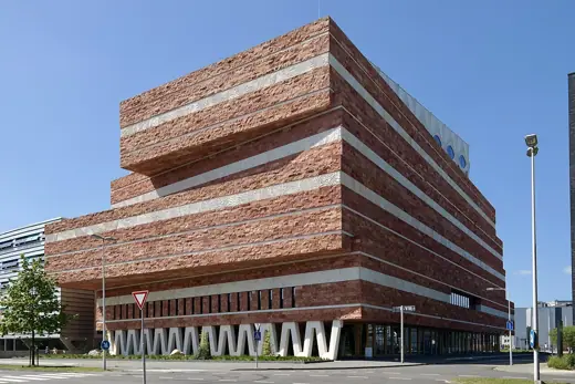 Photo 2: Exterior · New wing of the Naturalis Biodiversity Center in Leiden