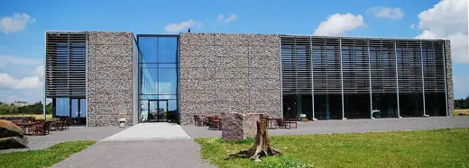 Photo 2: Exterior