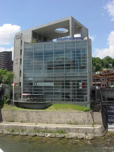 Photo 1: Exterior