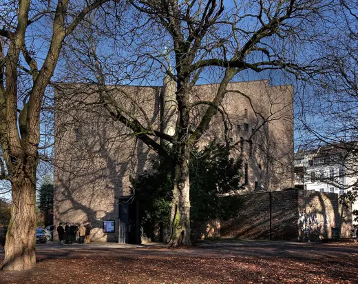 Photo 2: Exterior