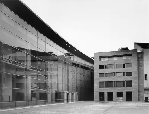 Photo 2: Exterior