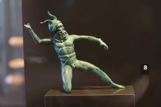 Photo 2: Exterior · Neues Museum - guerrier celte, bronze, 330-230 AEC, Teano, Campanie