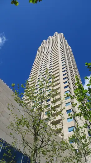 Photo 2: Exterior · De wolkenkrabber New Orleans te Rotterdam