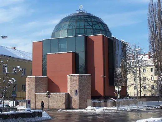 Photo 2: Exterior