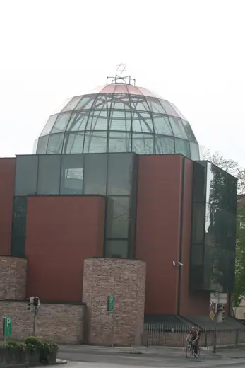 Photo 4: Exterior