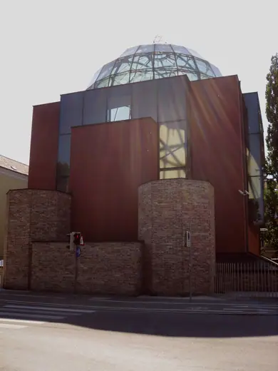 Photo 5: Exterior