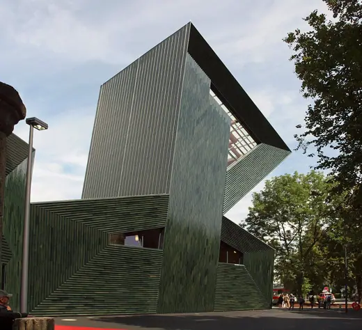 Photo 1: Exterior