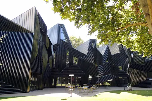 Photo 2: Exterior