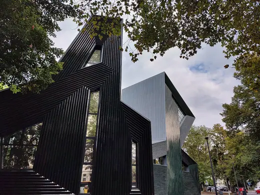 Photo 3: Exterior