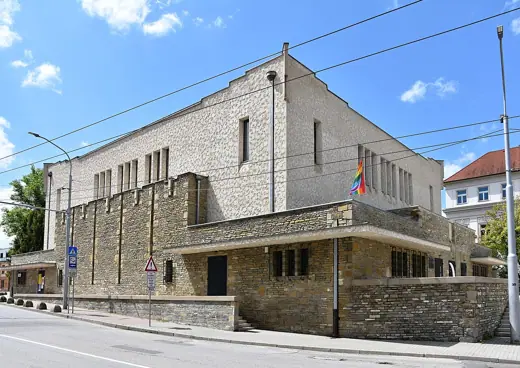 Photo 1: Exterior