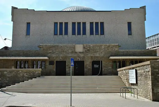 Photo 2: Exterior