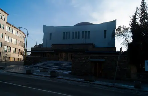 Photo 3: Exterior