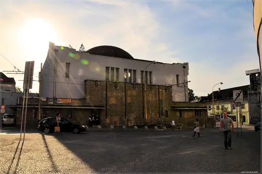 Photo 4: Exterior