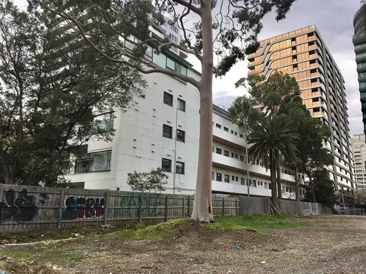 Photo 1: Exterior