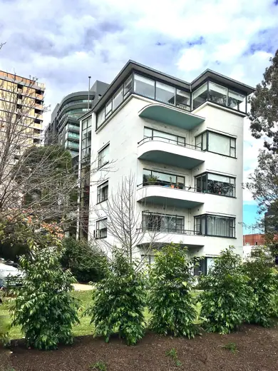 Photo 4: Exterior