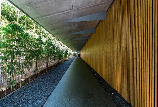 Photo 4: Exterior