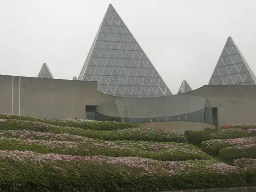 Photo 1: Exterior