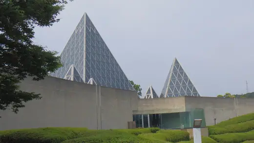 Photo 3: Exterior
