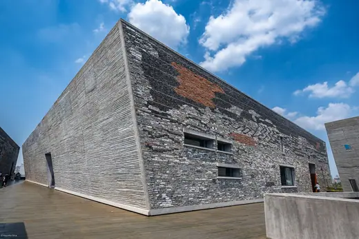 Photo 2: Exterior