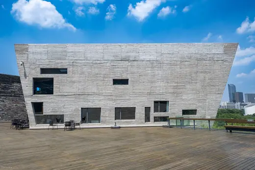Photo 3: Exterior