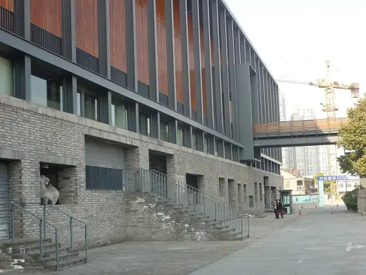Photo 4: Exterior