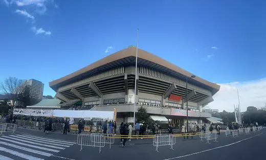Photo 2: Exterior