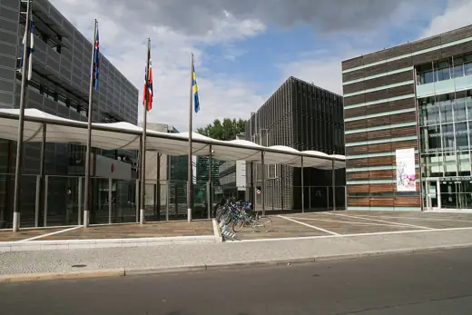 Photo 4: Exterior