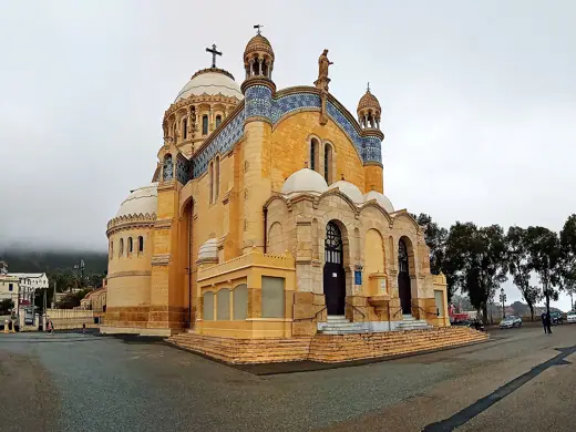 Photo 1: Exterior